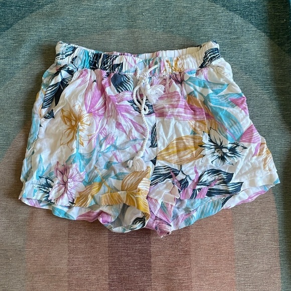 C&C California Bohp Tropical Print Drawstring Linen Shorts - Picture 4 of 7